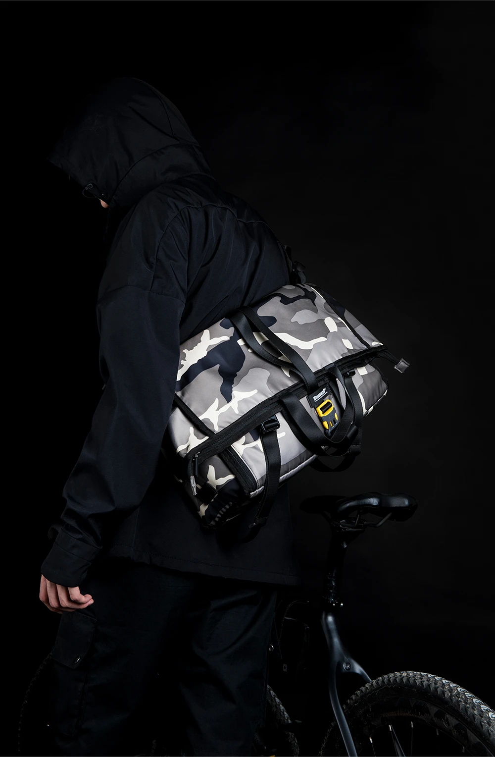 Rhinowalk Camouflage Travel bag Waterproof Men Women Messenger Bag Multifunctional Bicycle Rear Rack Pannier Fitness Bag 18-25L  (17)