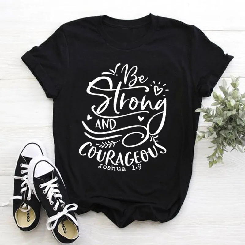 black tee white text Быть сильным и смелым футболка для христианина религиозные Костюмы текстами и сюжетами из Библии и изображением Иисуса Христа Винтаж Ти стильный слоган Графический топы наряды с Иисусом - Цвет: black tee white text