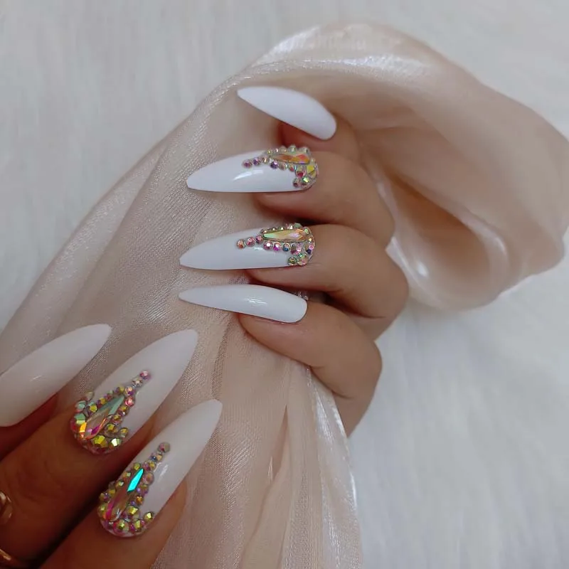 

Белые сверхдлинные овальные накладные ногти, тонкие художественные салонные ногти с кристаллами и бриллиантами