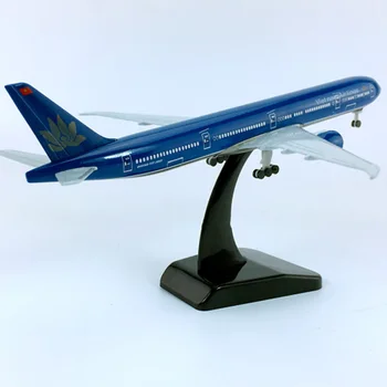 

18CM 1:400 scale Vietnam AIRLINES Boeing B777-300 model with plastic base alloy aircraft plane collectible display static model