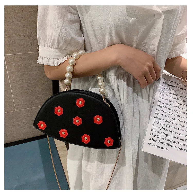 

Korean version of female 2019 Pearl Tide handheld new single shoulder oblique satchel fashionable foreign gas semicircular bag