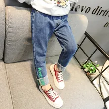 Детские джинсы; коллекция года; сезон весна; стиль; детские брюки; весенние джинсы с буквенным принтом в Корейском стиле для мальчиков и девочек