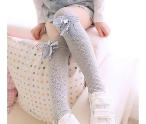 Gray mesh bow side Детские носки с рисунками Детские хлопковые гольфы до колена с изображением медведя детские носки для мальчиков и девочек от 3 до 12 лет - Цвет: Gray mesh bow side