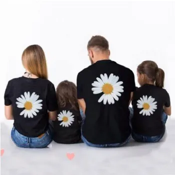 

Family Matching Clothes Small Daisies Family Look T shirt Cotton Summer Mother Daughter Father Son Clothes Mommy And Me T-shirt