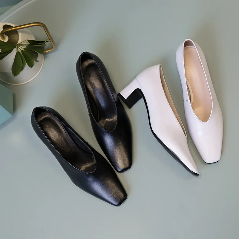 

2019 Popular in the Fashion Circle Grandma Shoes! Hide Substance Fried Chicken Soft Water Chestnut Square Head Shallow V Mouth C