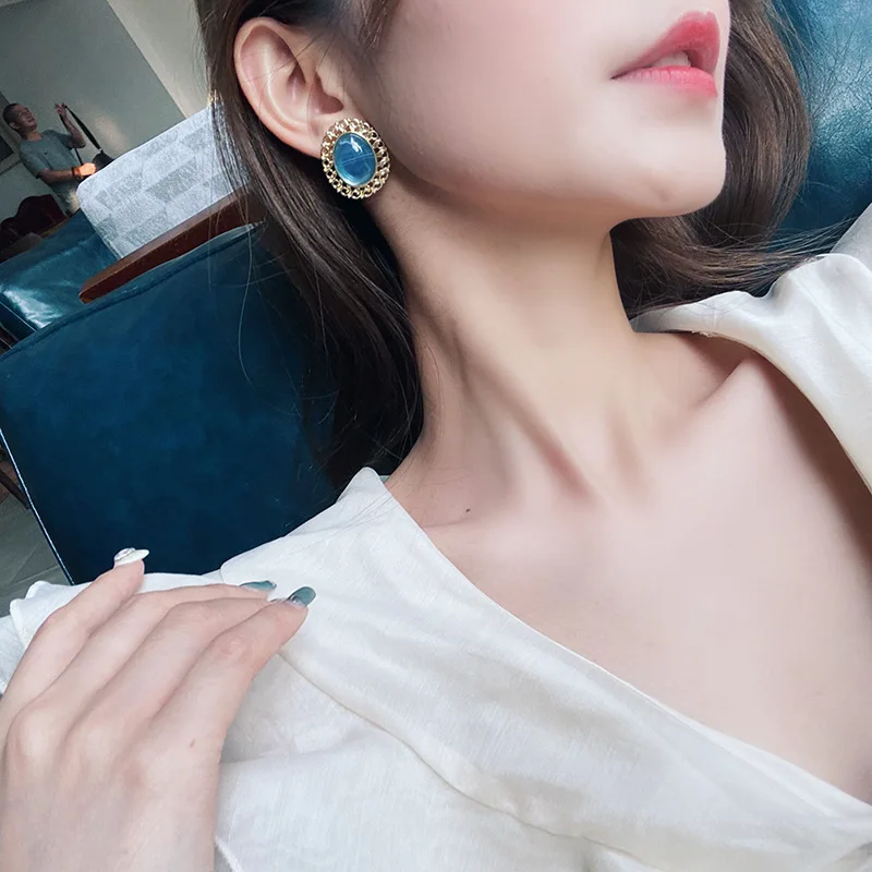 French Retro Palace Court Baroque Clip Earrings Metal Hollow Out Resin Blue Stone Clip Earrings No Hole Ear Clip for Female Lady