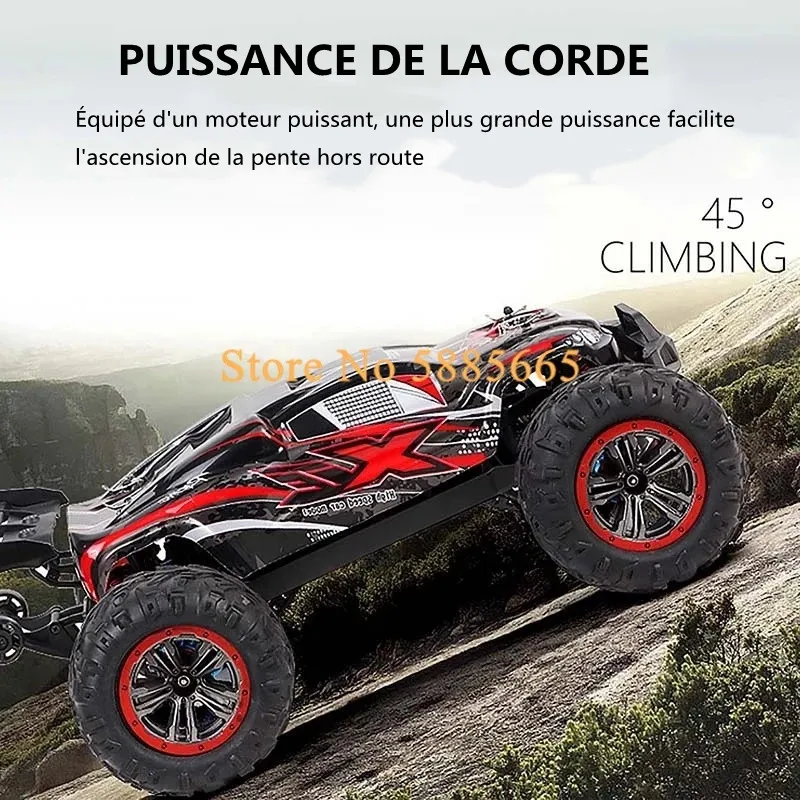 Voiture télécommandée crawler RC 4WD brushless escaladant une pente rocailleuse, carrosserie détaillée.