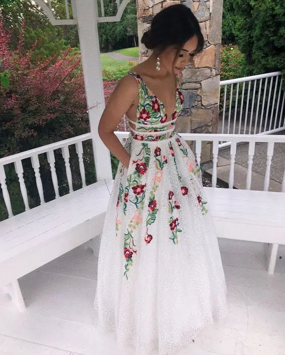 

Sexy Spaghetti Straps Deep V Neck Prom Dress Open Back Lace Appliques White Long Prom Dresses Formal Fancy Evening Dress vestido