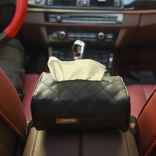 Фото обычная кожаная тканевая сумка на заднее сиденье автомобиля