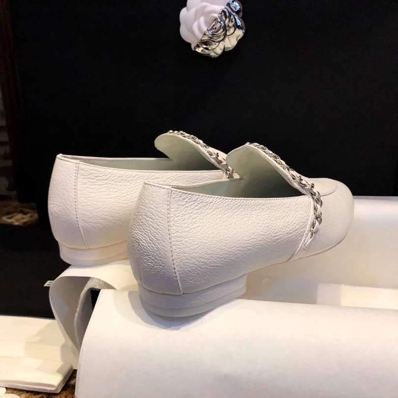 Лоферы с украшением в виде звездочек; изящные туфли на плоской подошве с острым носком; белая женская обувь из воловьей кожи