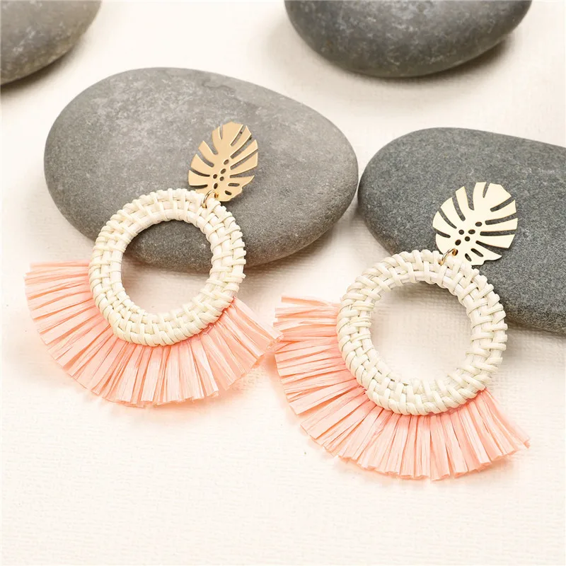 Серьги из ротанга с кисточками и золотыми металлическими листочками модные