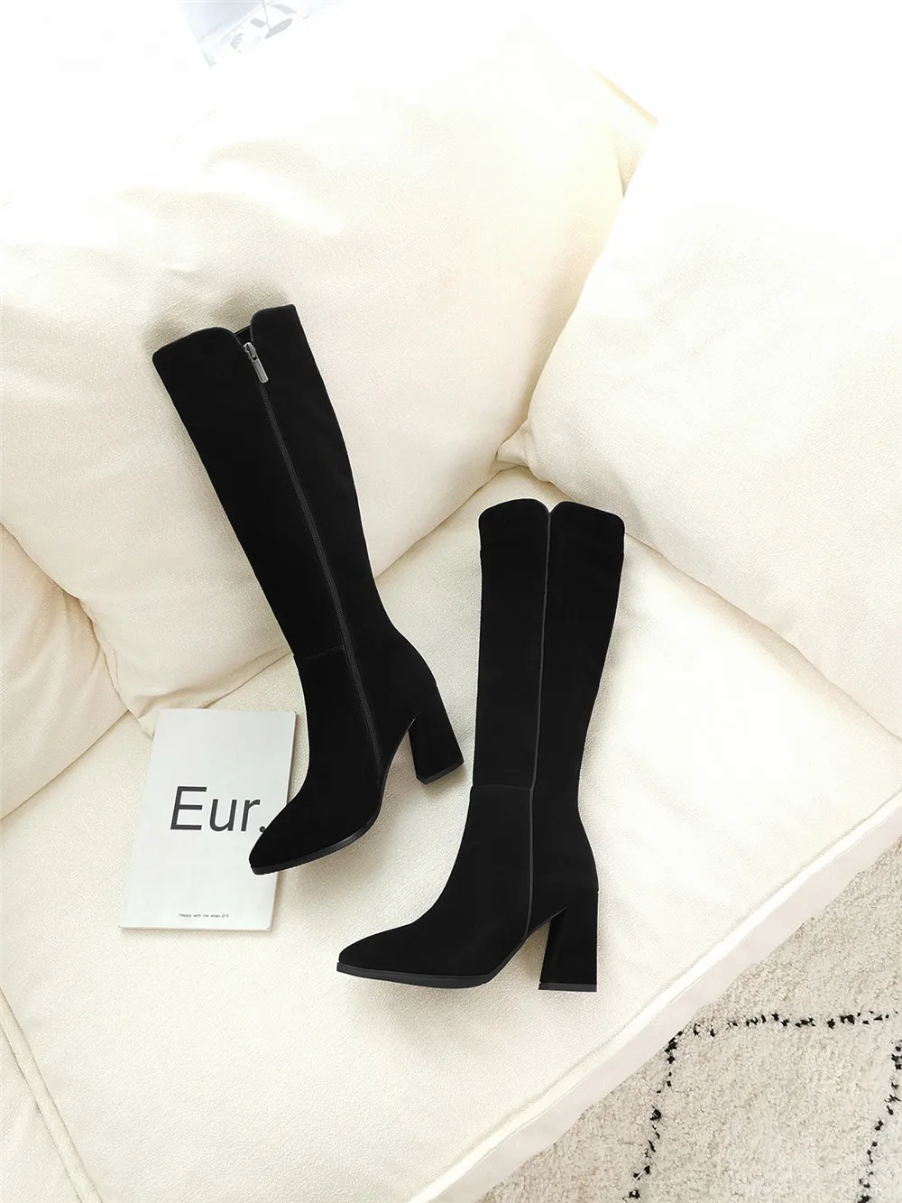 Сапоги до колена на высоком каблуке 8 см; женские зимние сапоги с острым носком; цвет черный, коричневый; пикантные модные теплые замшевые сапоги; LDI15 muyisxi