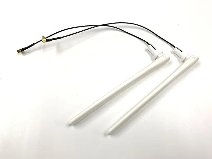 Antenne d'origine pour télécommande DJI, détail du logo et de la finition mate.