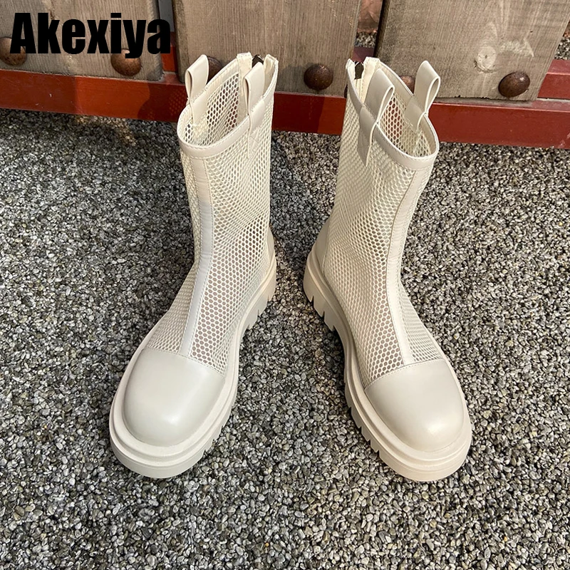 Zapato de las mujeres de la primavera de 2021 y novedad de verano neto botas neto gasa transpirable fondo plano con ahuecado-hacia fuera botas de moda bc054