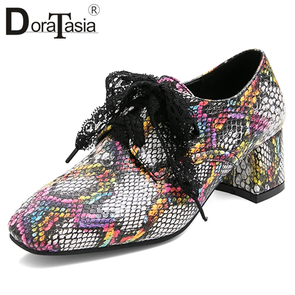 

SARAIRIS New Hot Sale Plus Size 30-50 Office Lady Fretwork Pumps 2020 Med Heel Pumps Women Fashion Shopping Print Shoes Woman