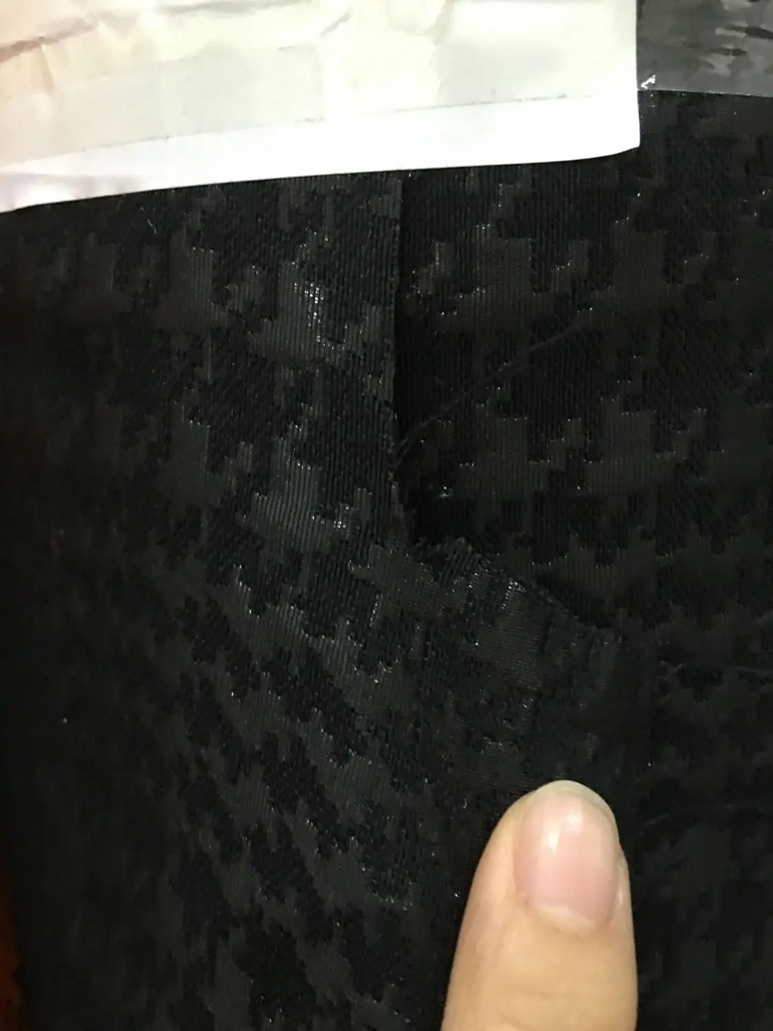 Ткань из жаккардовой вискозы черного цвета с узором "гусиная лапка"