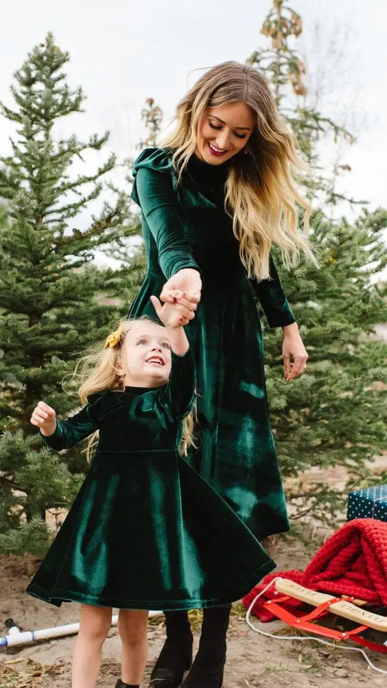 Осенне-зимнее бархатное платье для мамы и дочки; одинаковые комплекты для семьи; платья для мамы и дочки; вечернее платье с оборками для мамы и дочки