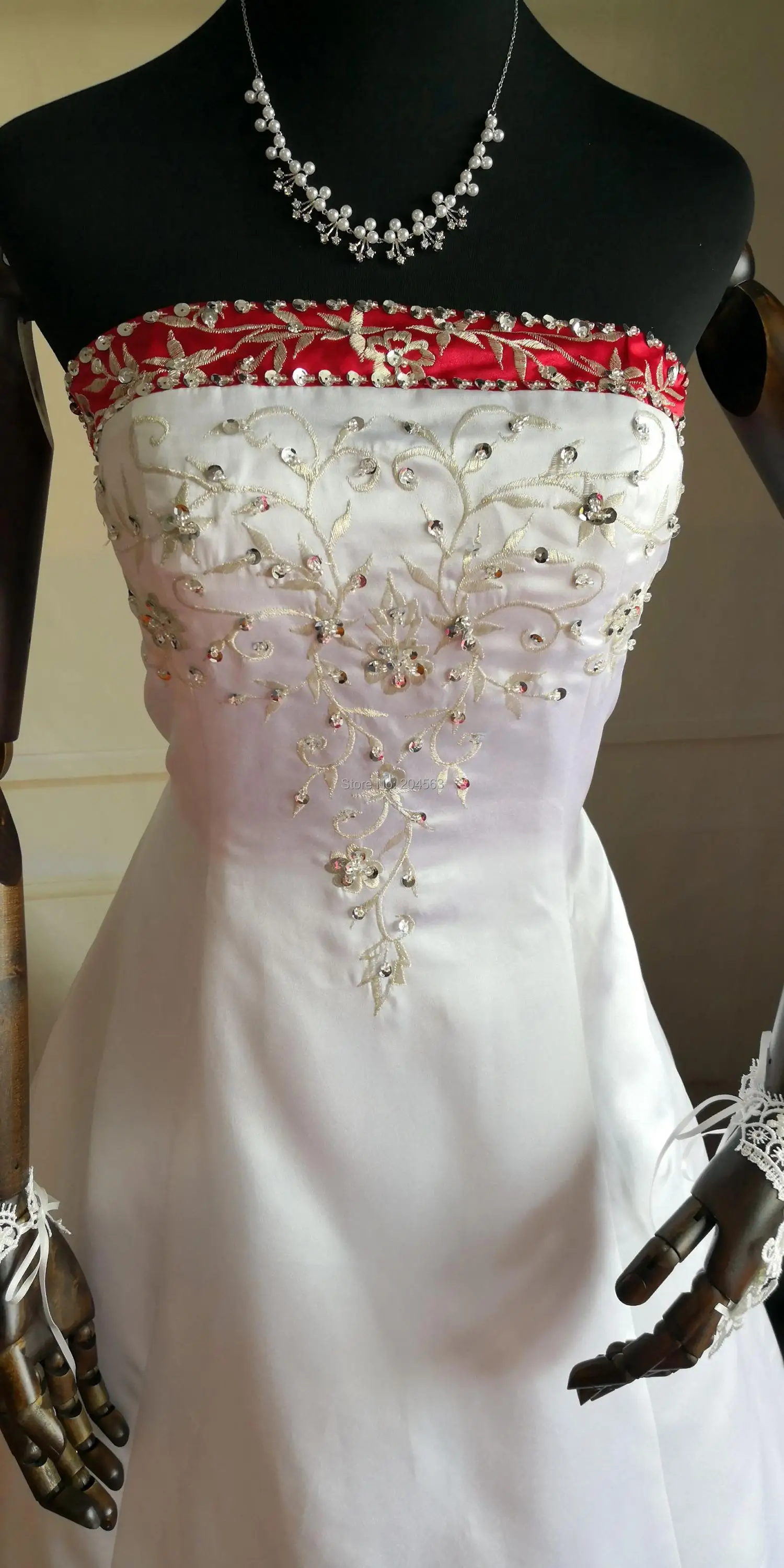 Потрясающие без бретелек линии свадебное платье красный и белый вышитые свадебные платья с пуговицами любого размера/цвета