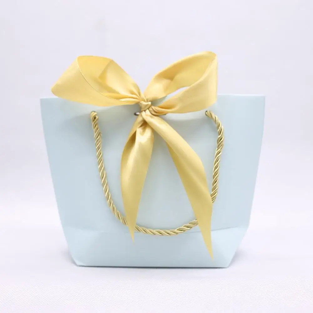 Light blue Бумажные подарочные пакеты для одежды, упаковки книг с золотой ручкой, бумажные коробки, свадебные подарочные пакеты, вечерние подарочные пакеты 10 шт./лот - Цвет: Light blue