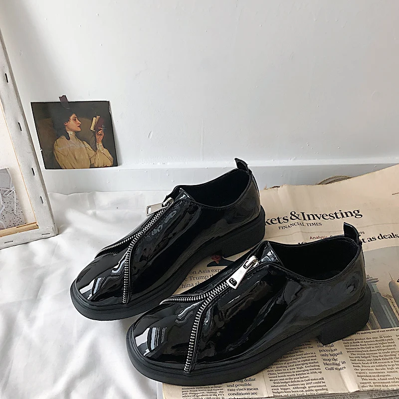 

Shallow Student girls luxury shoes women designers fashion patent leather zipper flats comfortable casual female loafers U29-29