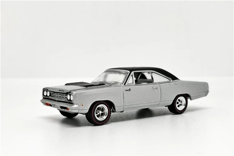 Зеленый свет 1: 64 Plymouth Road Runner HEMI 1968 полированный серебряный без коробки