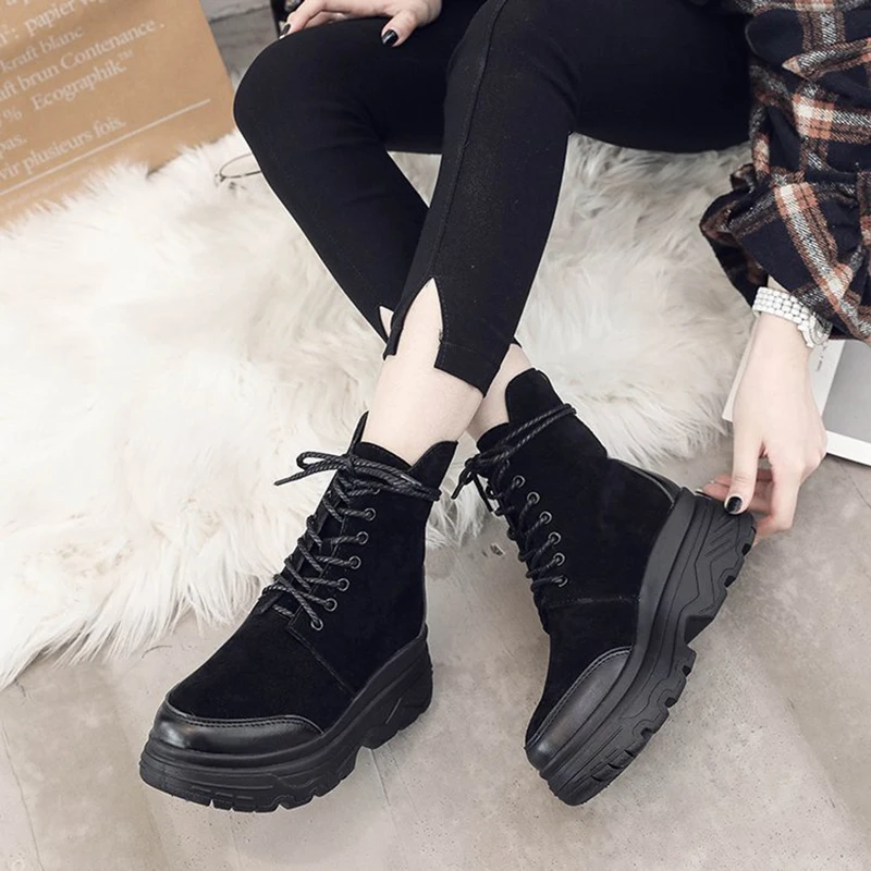 Ботинки martin на платформе; черные и серые ботильоны на шнуровке; botas mujer; короткие ботинки из флока на толстой подошве; зимние ботинки на танкетке в британском стиле для студентов