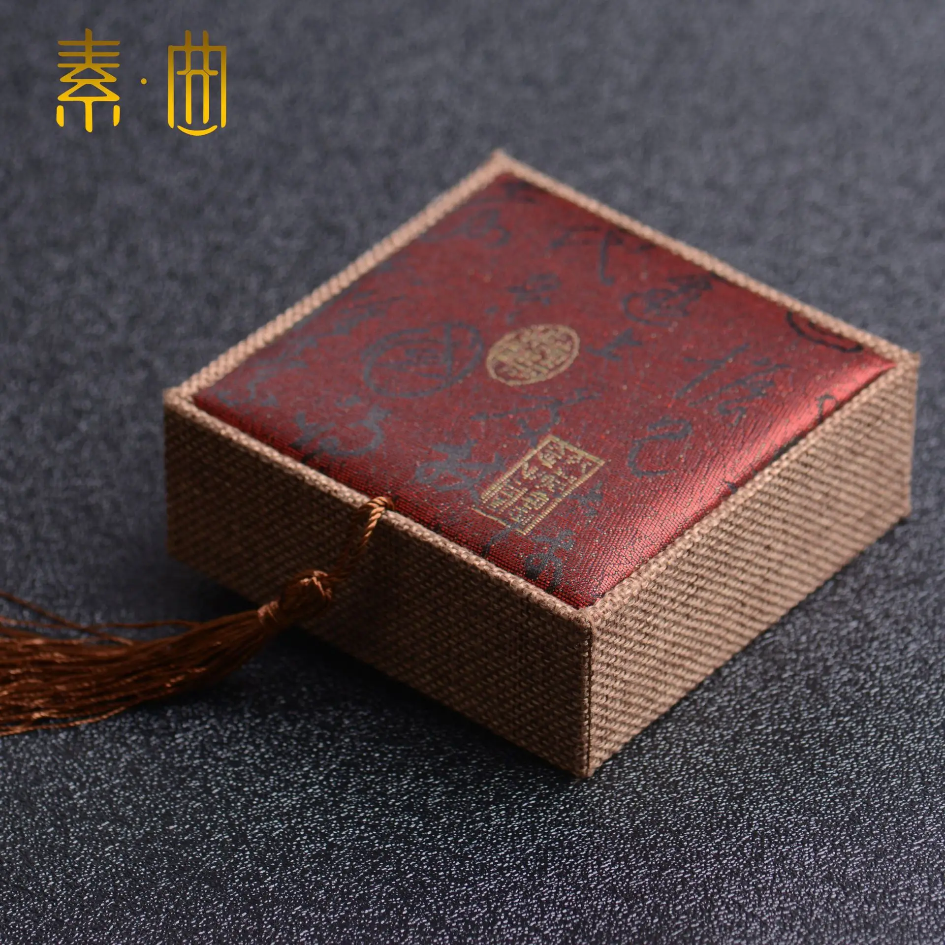 

Hot Selling Top Grade Tangguh Poetry Bracelet Box Black Background Velvet Belt Buckle Calligraphy Bracelet Box Jewelry Box