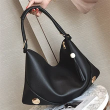 Новинка, женская сумка через плечо, мягкая кожа, для зрелых темпераментов, сумка-тоут для женщин, Повседневная сумка через плечо с деревянными бусинами и кисточкой