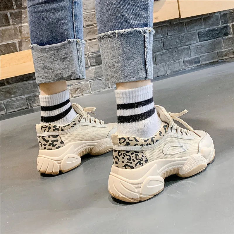 Женская обувь для бега; амортизирующая леопардовая обувь, увеличивающая рост; 5 см; кроссовки Harajuku; Уличная обувь на плоской подошве; прогулочная обувь; большие размеры 40; k546