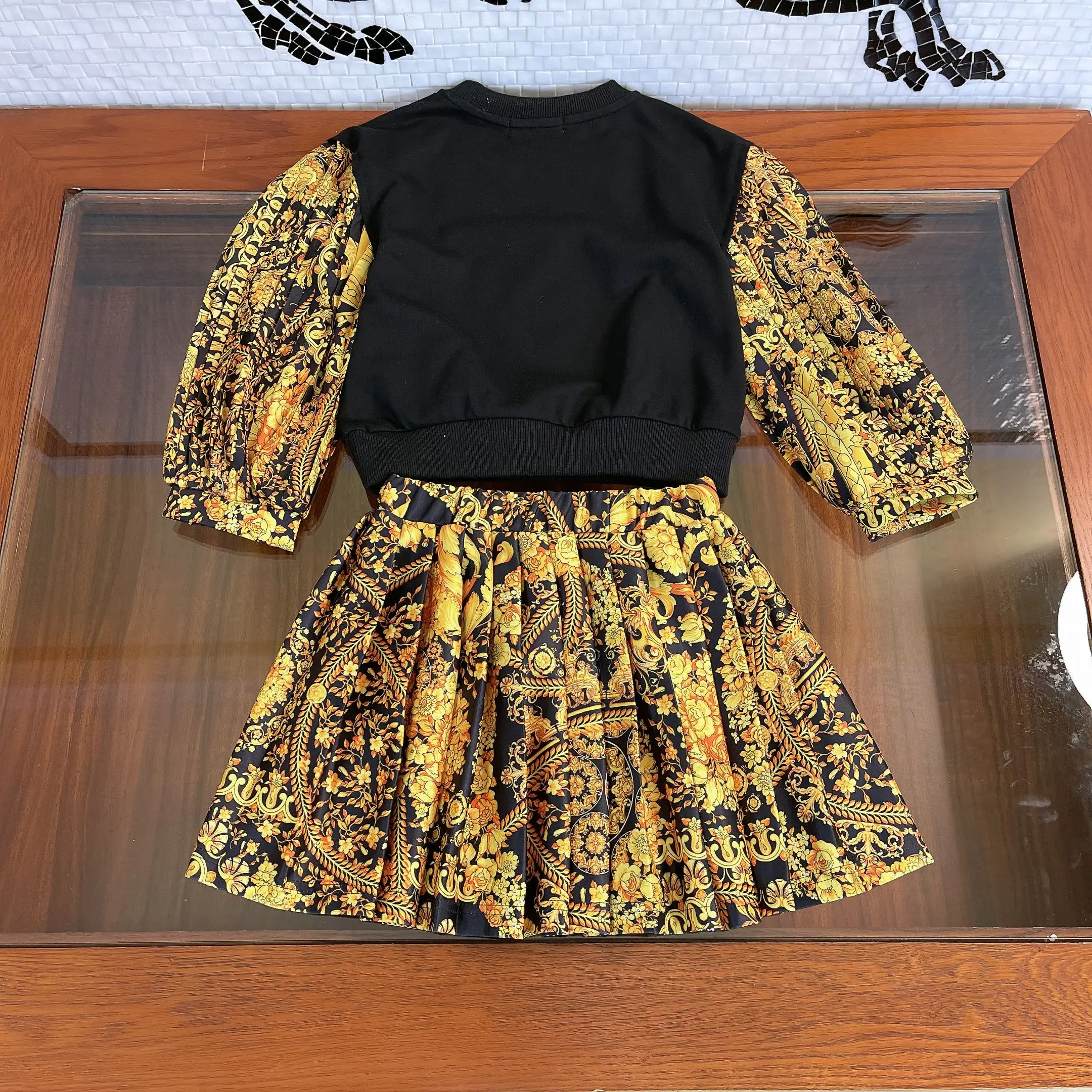 pajamas for newborn girl  High-end girls' suit 2022 spring western style children's European and American printed sweater suit two-piece pleated skirt baby clothing sets girl