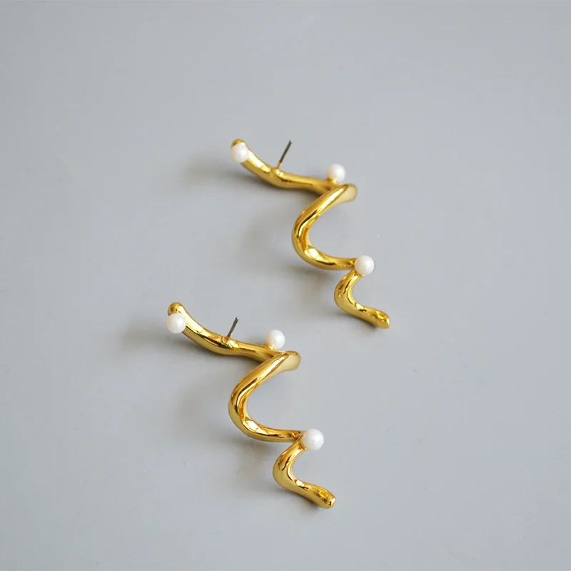 

Europe and the United States exaggerate and fashion street beat stereoscopic rotating line inlaid pearl cold earrings ear nail