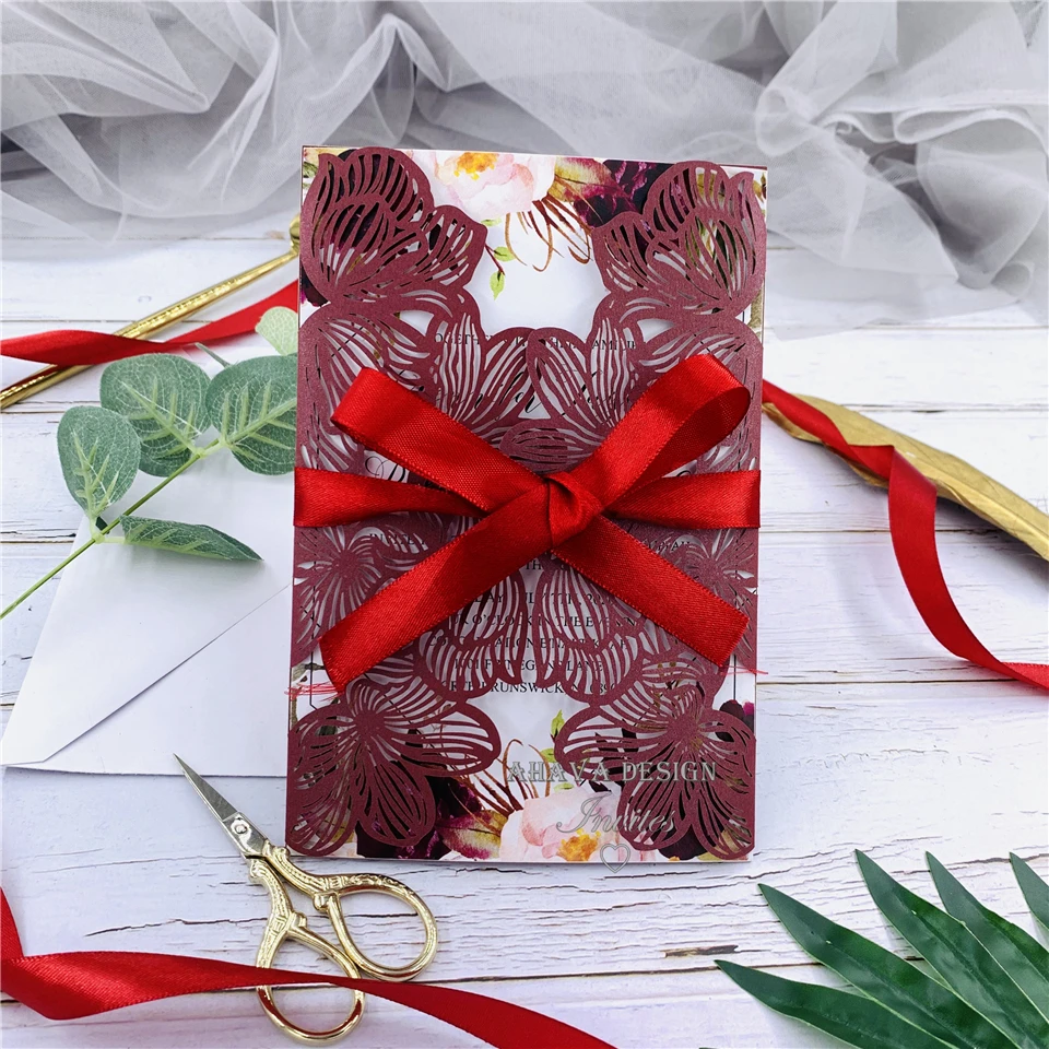 

Бордовый лазерный вырез с бордовым и красным цветочным узором на приглашение-геометрический сад