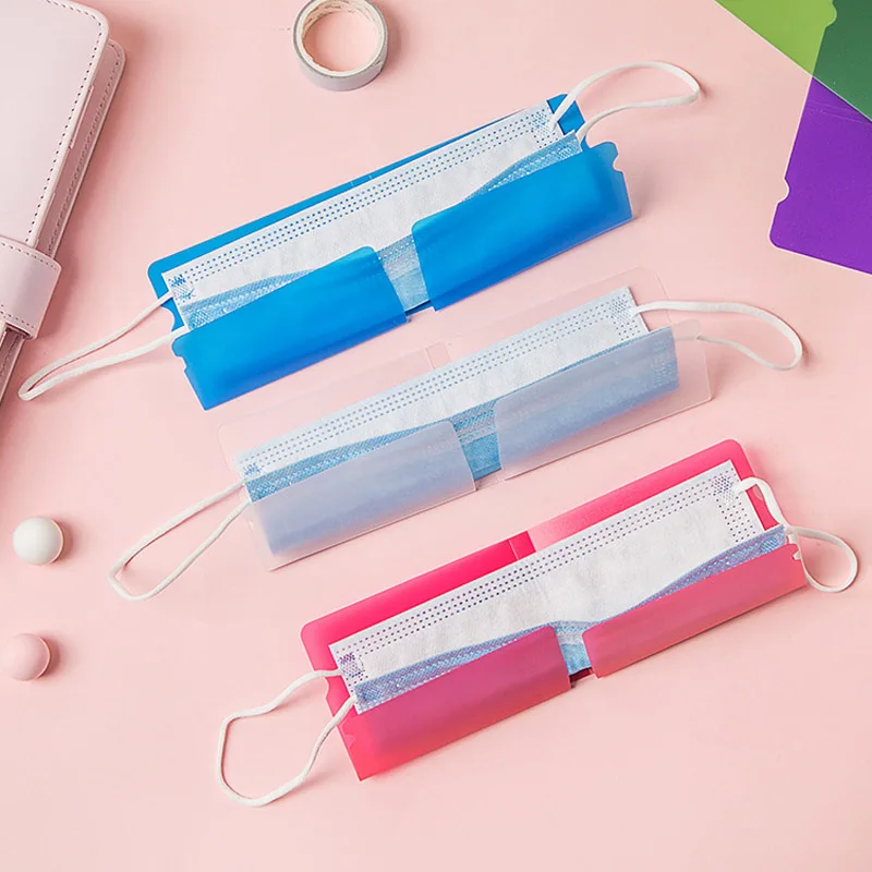 Boîte de rangement pliable pour masques anti-poussière, vue de face, fermée, sur fond clair.