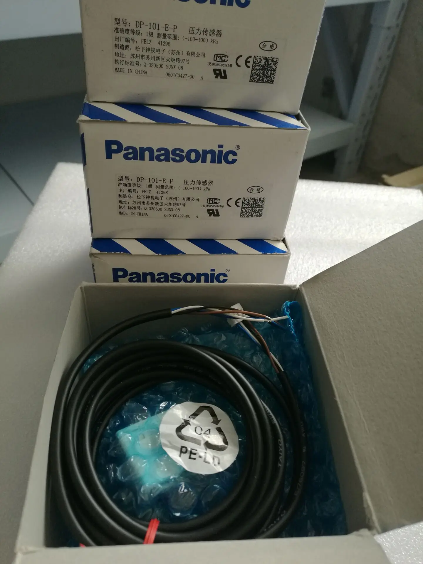 

Free shipping DP-101-E-P Dual Display Digital PNP Accurate Pressure/Vacuum Sensor with Superior Visibility 100% New & Original