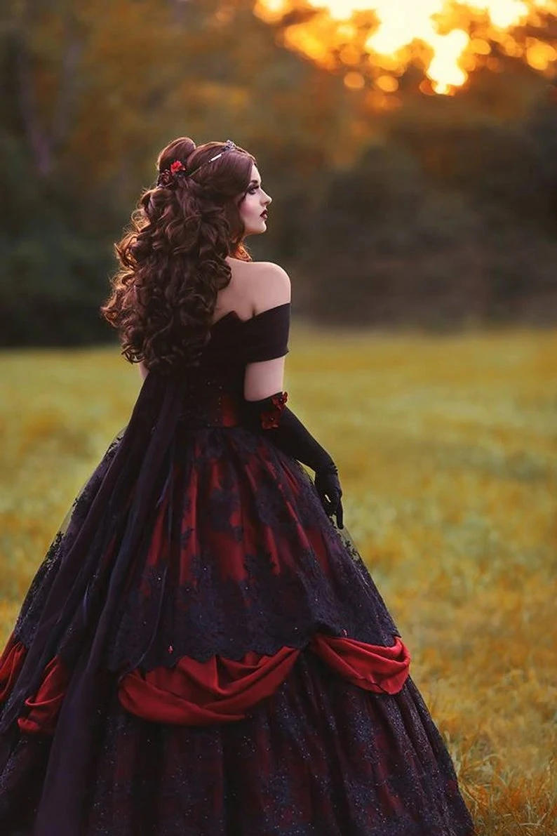 Robe de mariée gothique Belle en dentelle, rouge, noir, Vintage, Corset à lacets, sans bretelles, à plusieurs niveaux, épaules dénudées, grande taille