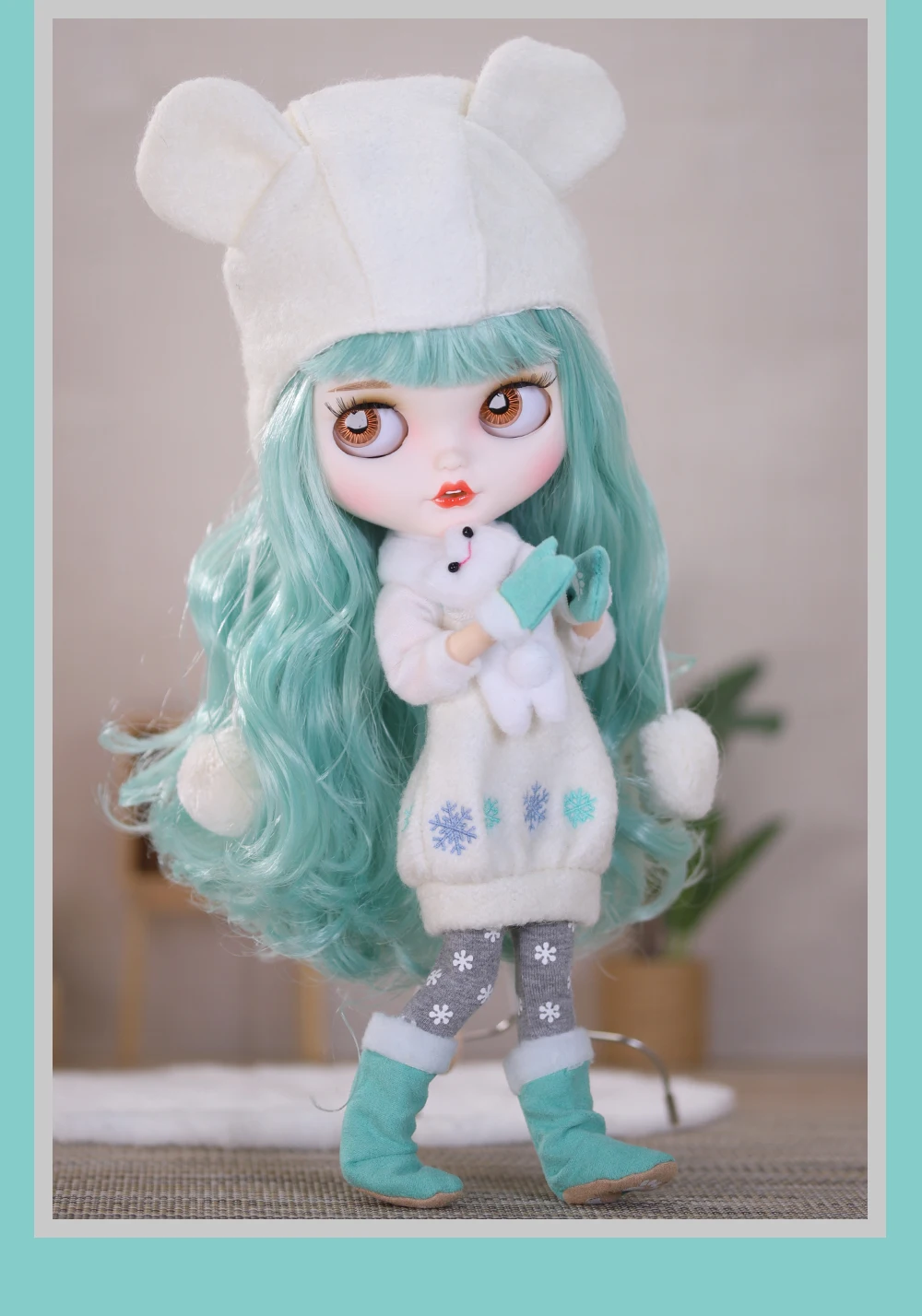 Wanda – Premium Custom Neo Κούκλα Blythe με πράσινα μαλλιά, λευκό δέρμα και ματ χαμογελαστό πρόσωπο 2