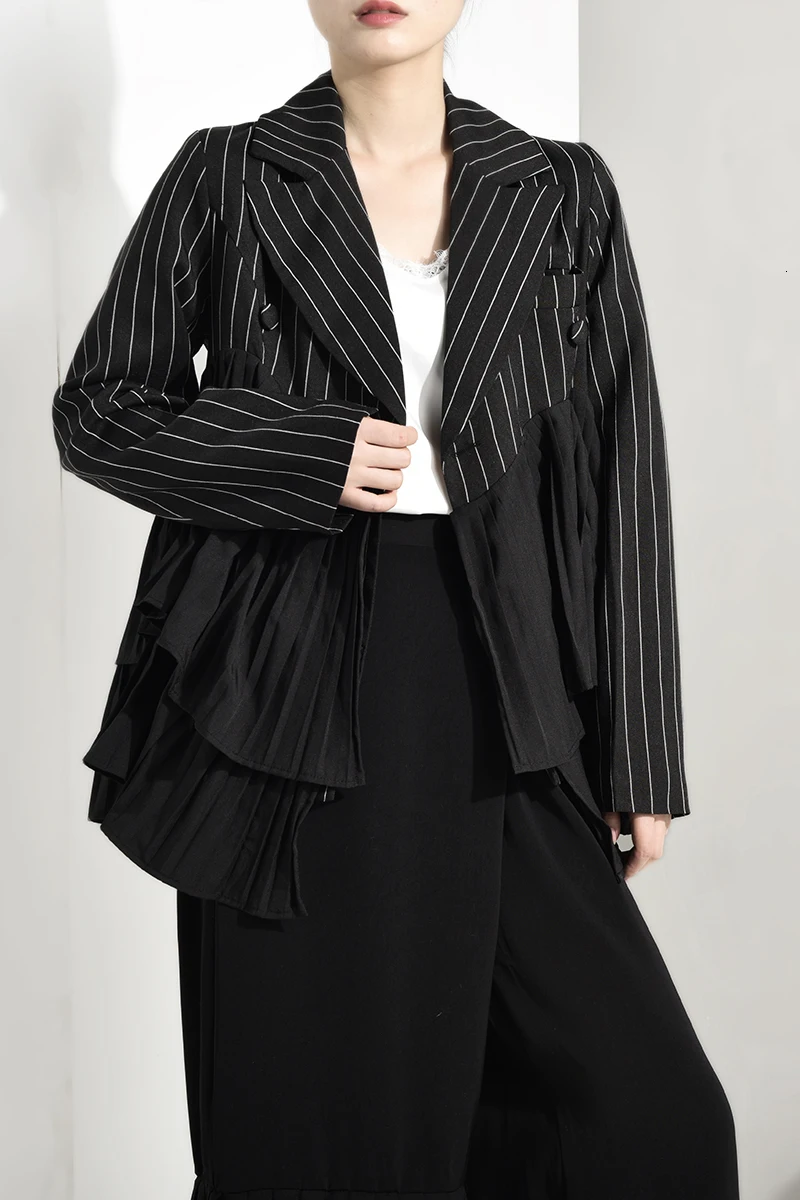 [EAM] Свободная черная полосатая плиссированная Асимметричная куртка, Новое Женское пальто с отворотом и длинным рукавом, модное осенне-зимнее JO2780