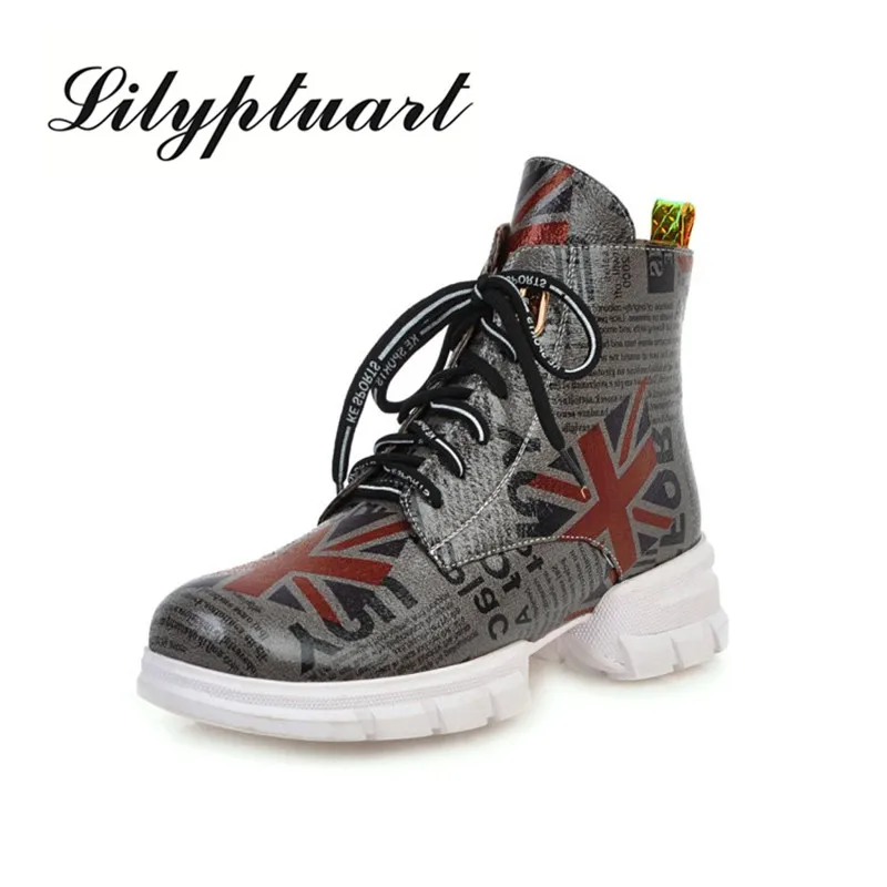 

Winter boots graffiti thick with newspaper pattern personality short boots lacing students large size Martin shoes women