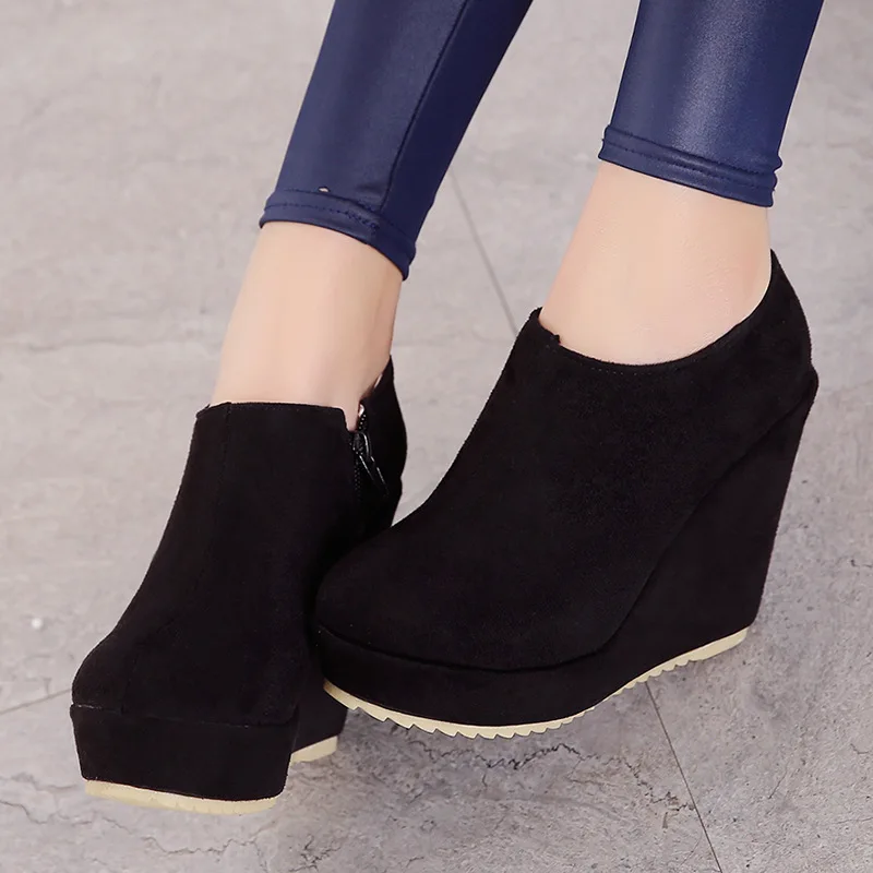 Туфли на танкетке. Короткие ботинки на платформе. Изящные туфли на танкетке. Лоферы миниатюрные. Сапоги-ботильоны на танкетке.