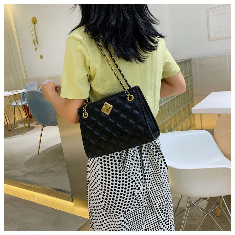 small fresh retro fashion net red with Lingge small fragrant wind large-capacity messenger bag
