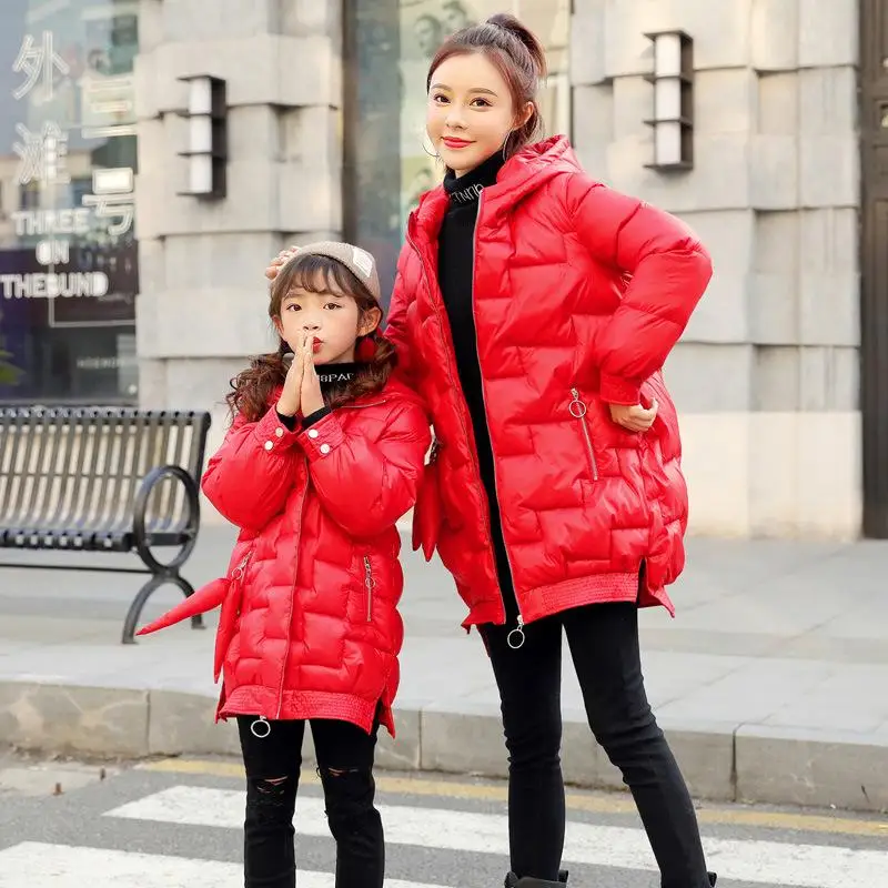 Пальто для мамы и дочки; модная куртка для мамы и дочки; цвет красный, черный; Женское пальто; Верхняя одежда для девочек; одежда для всей семьи - Цвет: Красный