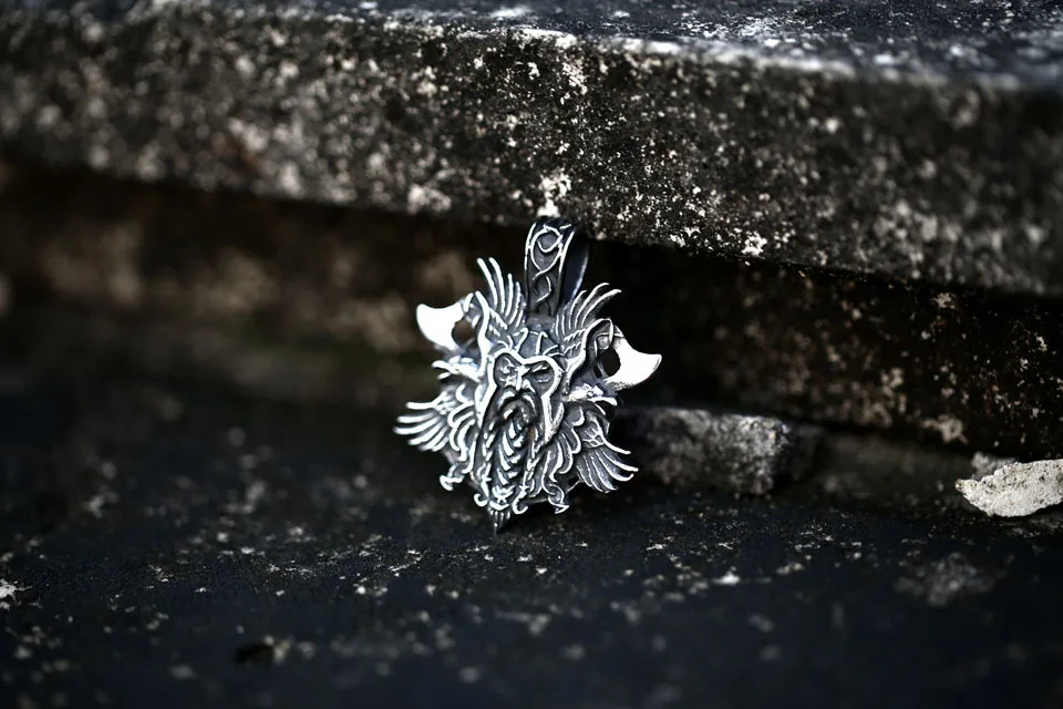 Vintage Gothic Pirate Double Axe Pendant Punk Stainless Steel Viking Odin Riding Crow Pendant Fashion Men Hip Hop Party Jewelry