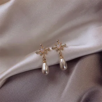 

MWsonya New Korean Luxury Snowflake Pearl Pendant Earrings Elegant for Women Temperament Crystal Earrings Oorbellen Jewelry Gift