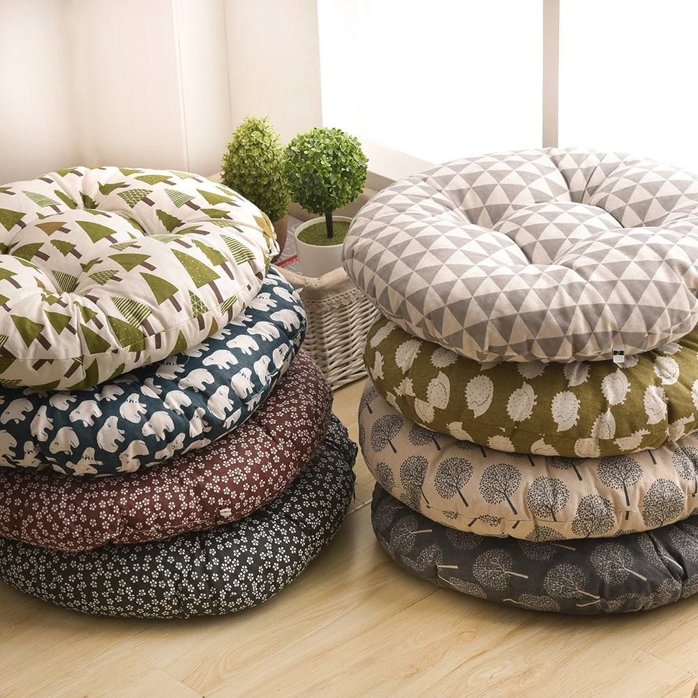 Пол в доме подушка. Ковёр с подушками. Пол в доме подушка. Напольные подушки. Японские подушки для сидения.