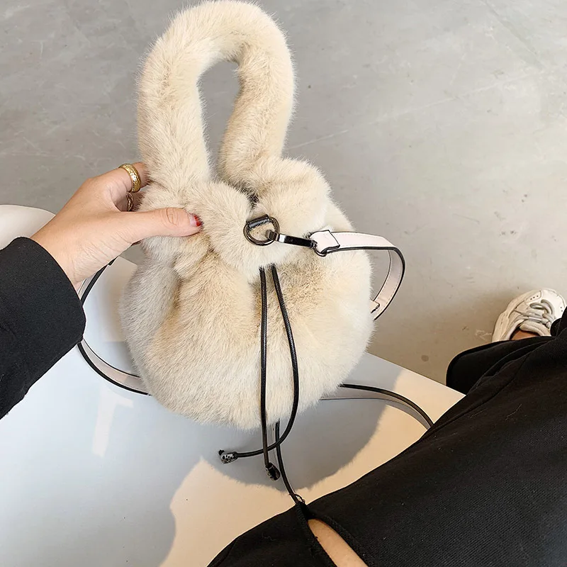 

High quality plush bag female fashion cute girl 2020 new ladies bag autumn and winter plush one-shoulder messenger handbag