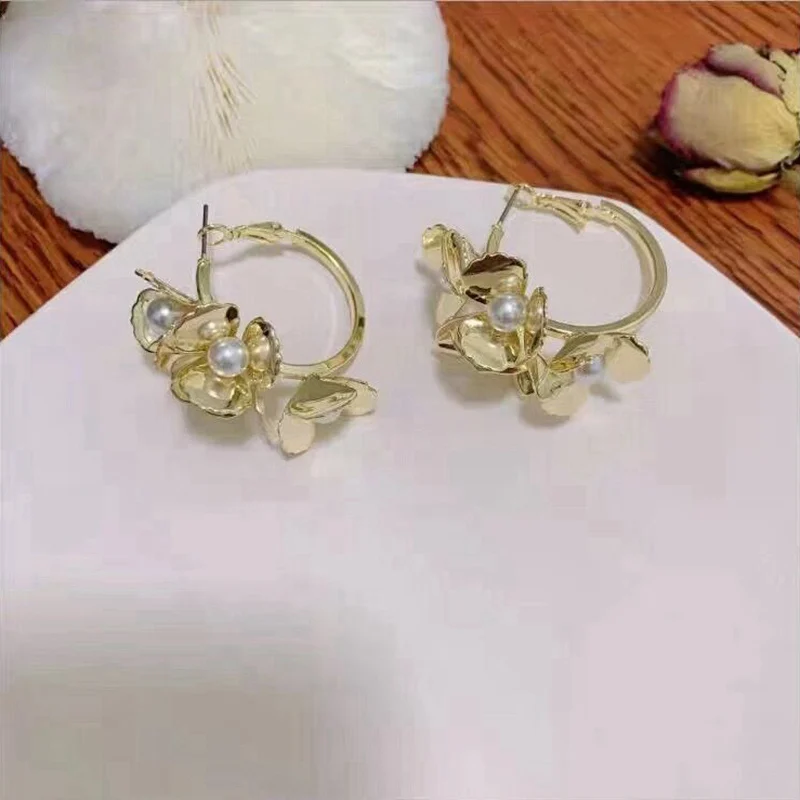 

Korean New Vintage Elegant Flower Hoop Earrings Exquisite Pearl Metal Earrings for Women Daily Accessories
