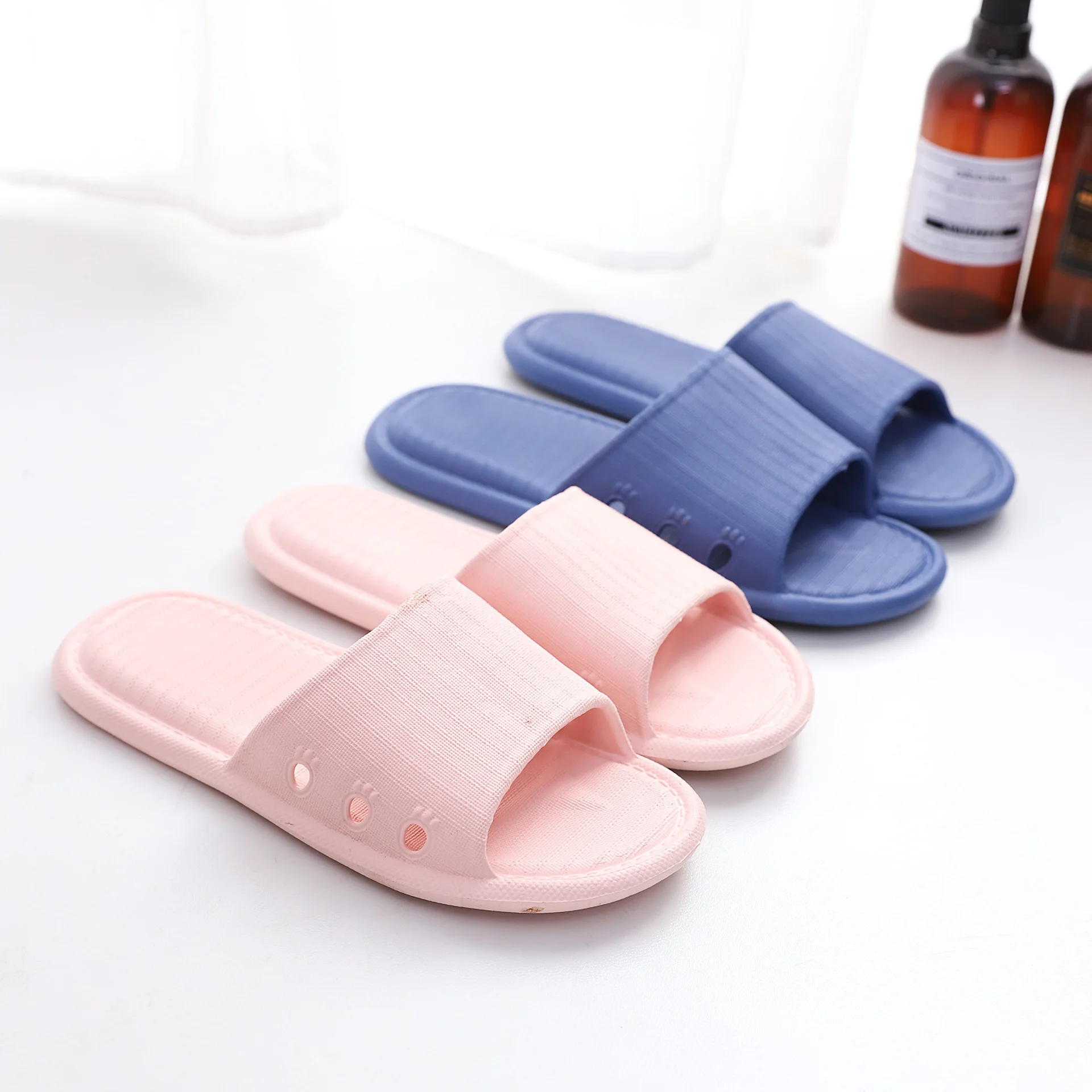NOVEDAD DE VERANO zapatillas de las mujeres los zapatos de los hombres zapatilla para baño un par de sandalias de moda Zapatillas de casa no suelo antideslizante Flip Flop