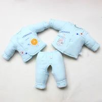 Первичная утепленная одежда с хлопковой подкладкой Комплект из трех предметов, хлопковое пальто для малышей куртка с хлопковой подкладкой Топы для новорожденных на осень и зиму