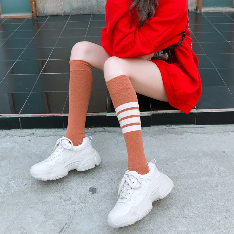 Новые женские хлопковые уличные забавные длинные носки в стиле хип-хоп забавные Асимметричные спортивные одноцветные длинные носки в полоску для студентов