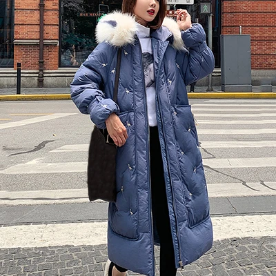 Синий Женские зимние длинные пуховики с меховым капюшоном и вышивкой, плотные пальто из хлопка размера плюс, корейская мода, женская верхняя одежда в стиле Харадзюку - Цвет: Синий